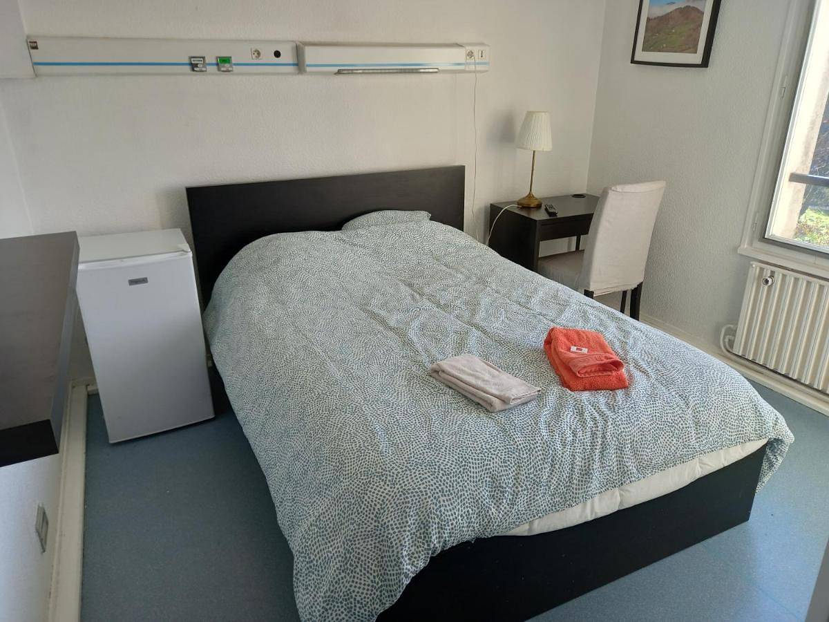 Single Bed in 4-Bed Dormitory Room in Orthez, Béarn