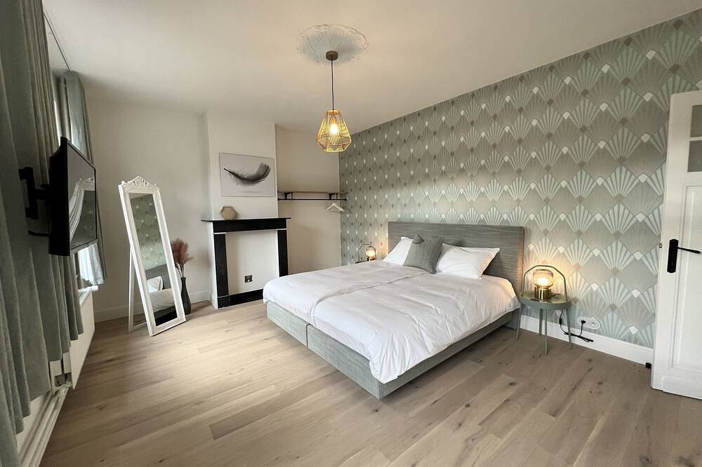 Beautifully renovated home with 5 large bedrooms and 4 bathrooms in Assebroek, Brujas