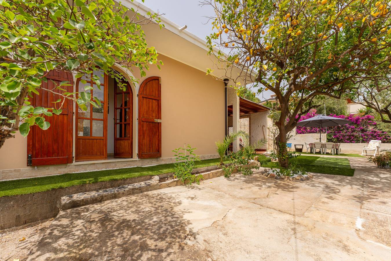 Vakantiehuis 'Villetta Degli Ulivi' met privé terras, privé tuin en airconditioning in Solanas, Comune di Sinnai