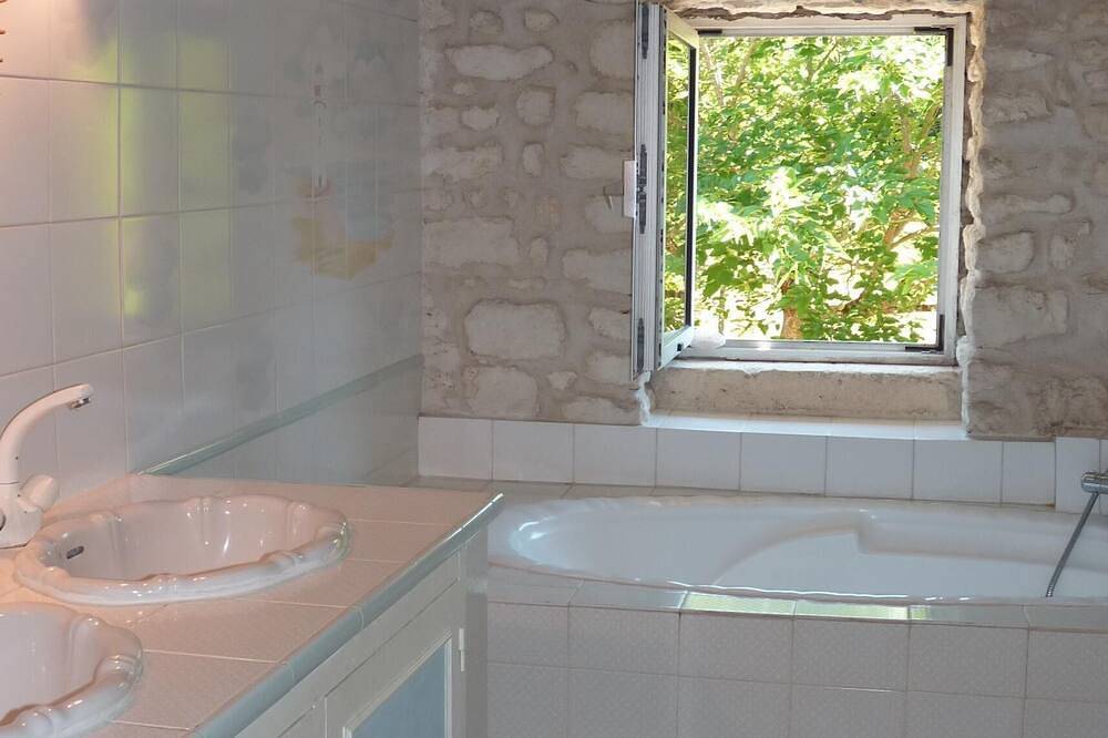 Cottage dans une propriété du 17siècle bordant la rivière Charente in Chaniers, Région de Saintes