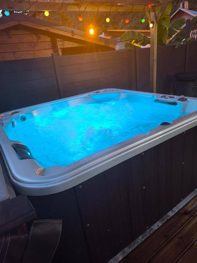 Gîte pour 4 personnes, avec Jacuzzi et Terrasse ainsi que Jardin et Vue à La Bâthie