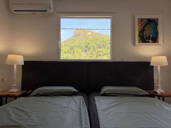 Casa rural para 12 personas, con Balcón y Jacuzzi además de Terraza y Jardín en Los Serranos - 3