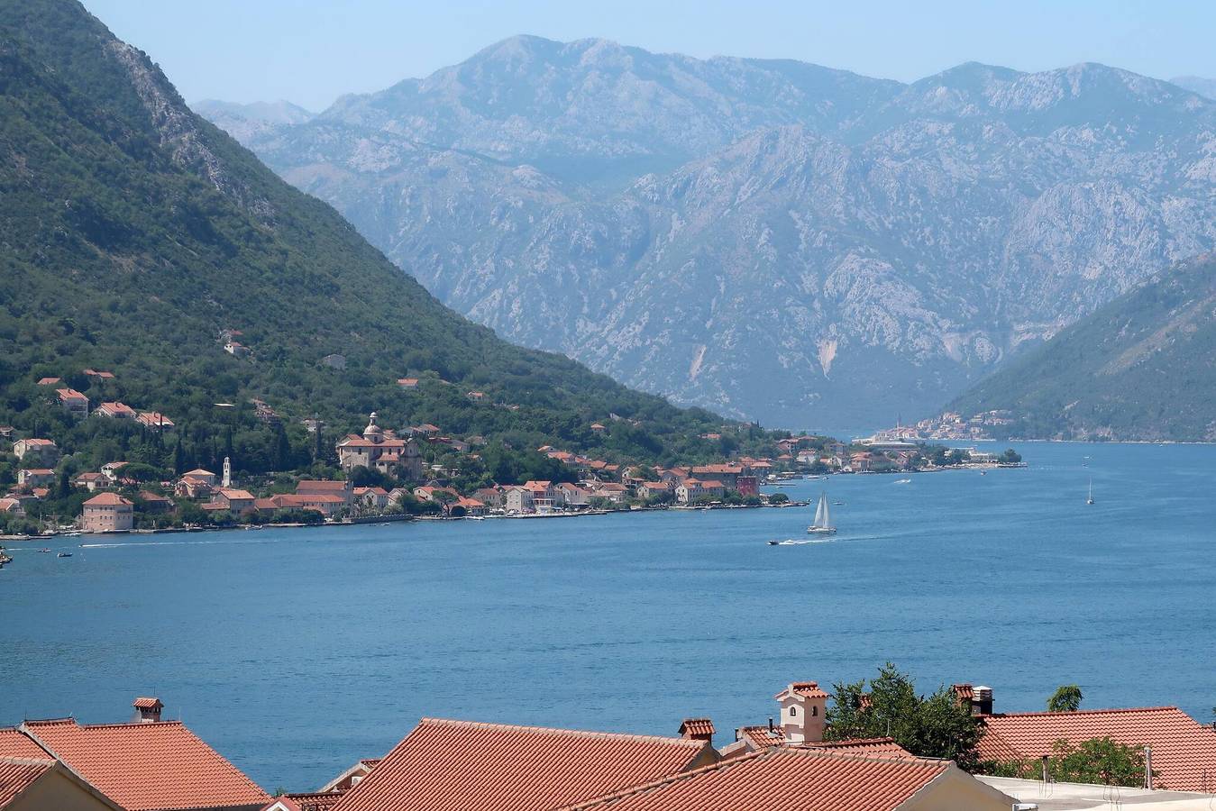 Ganze Wohnung, Apartment 350 m vom Strand entfernt, kostenlose Parkplätze, Balkon in Dobrota, Opština Kotor