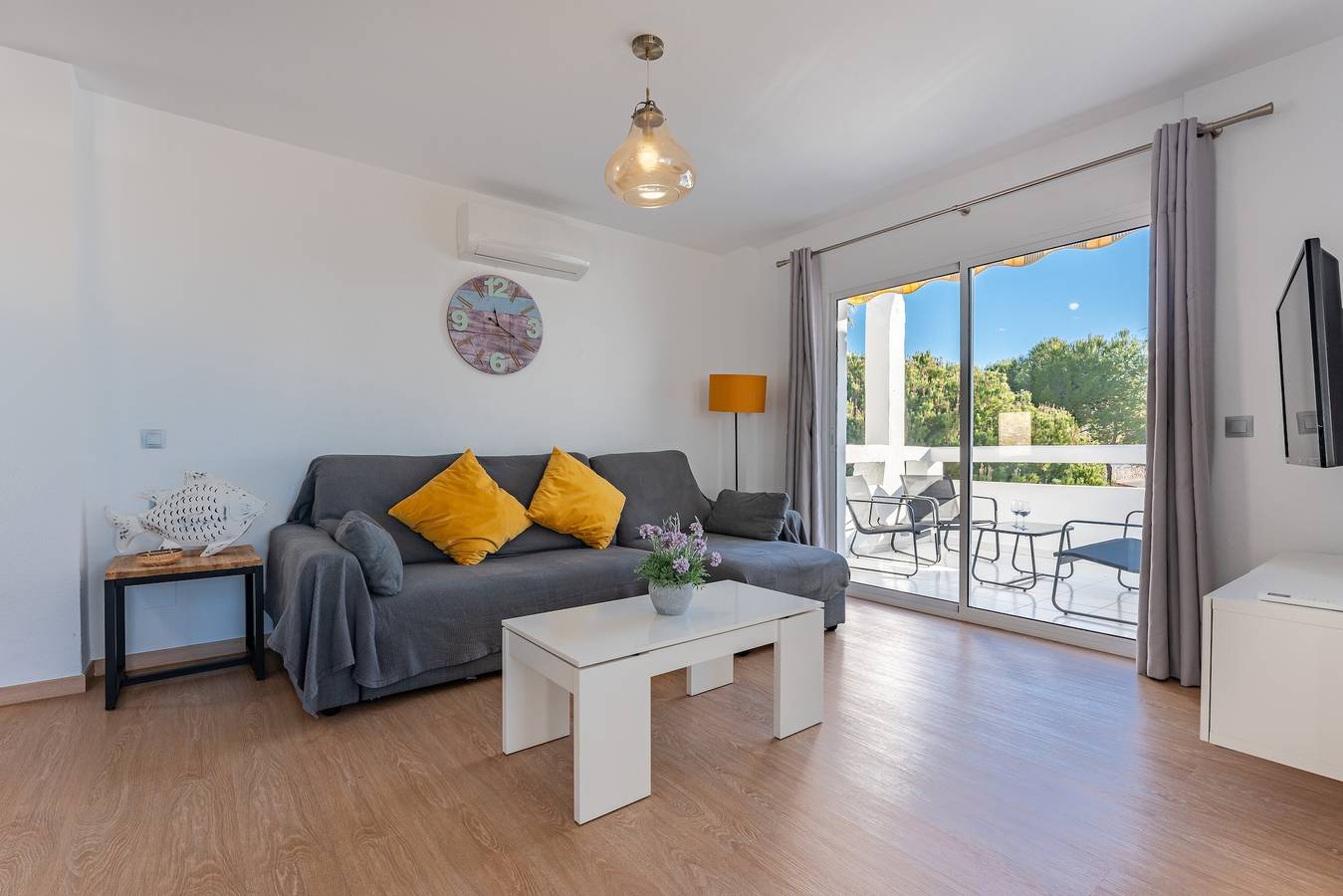 Entire apartment, Apartment 'Mijas Sun and Beach' with Sea View & Wi-Fi in La Cala de Mijas, Mijas