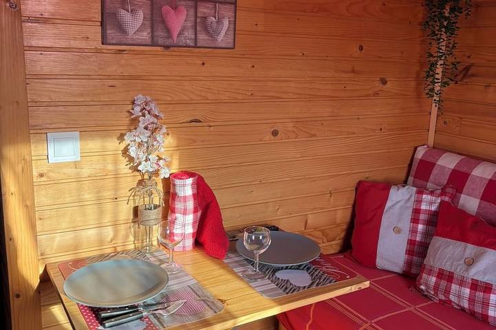 Romantic Getaway in an Alsatian Caravan in Hilsprich, Saargemünd