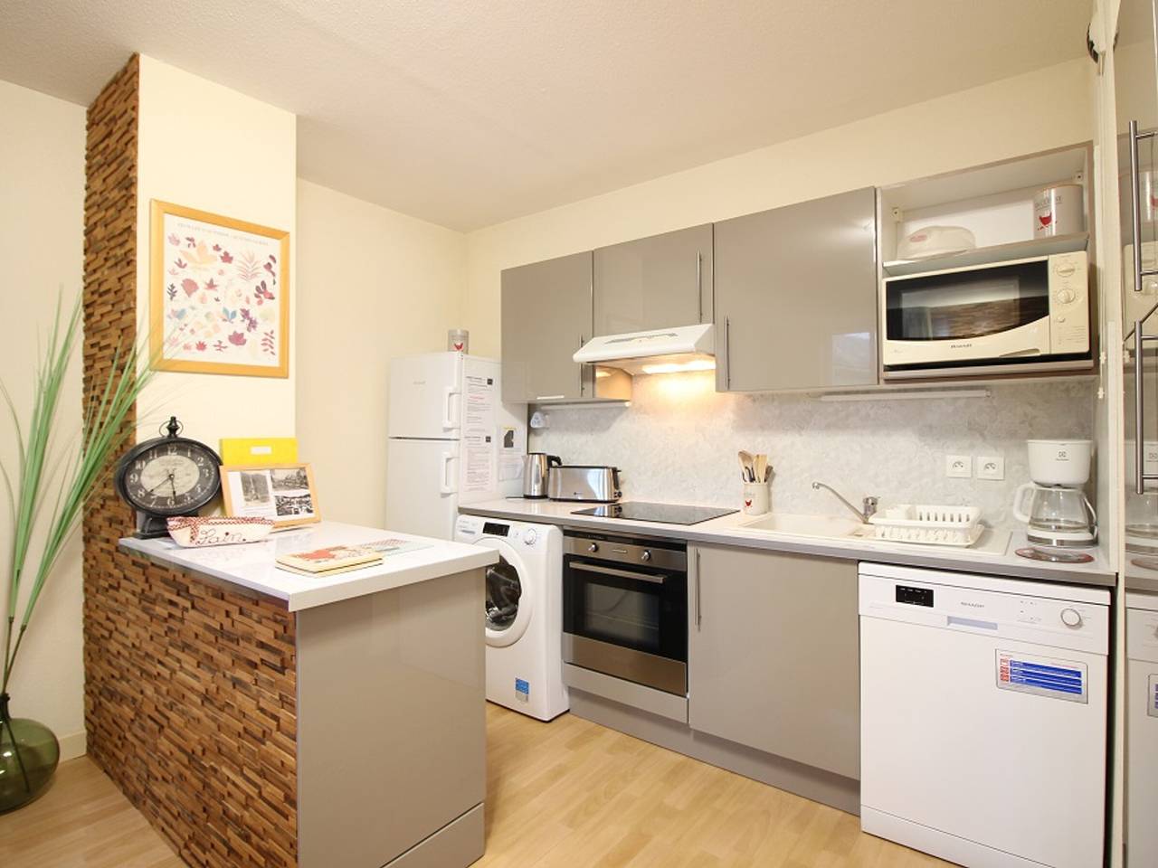 Entire apartment, T2 bis in La Bourboule center with Wifi and parking, up to 5 people in La Bourboule, Volcans d'Auvergne Regional Nature Park