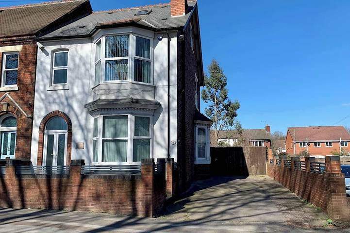 Holiday rental for 12 people, with garden in Walsall