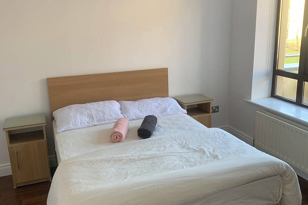 Entire apartment, Relaxing Balcony Views Mullingar Self Catering Apartment on Park Hotel Grounds in Mullingar, County Westmeath
