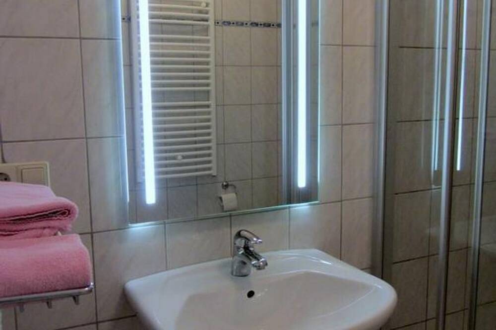 Ganze Wohnung, Ruhiges Doppelzimmer mit Dusche, Wc, 1 Schlafraum - Gasthaus Winkelvoß in Einbeck, Niedersachsen