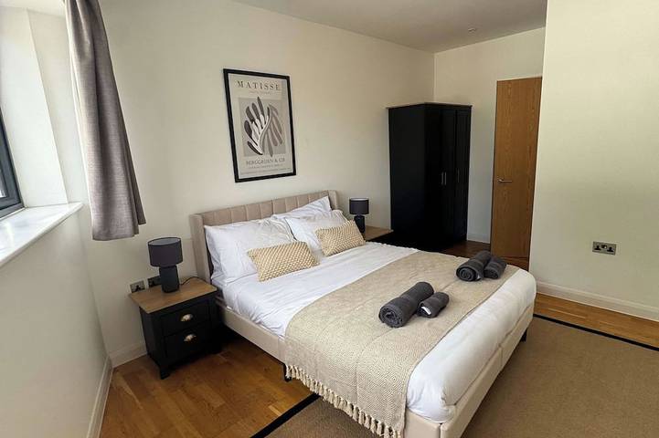 Central Guildford Townhouse with Parking in Guildford, Surrey