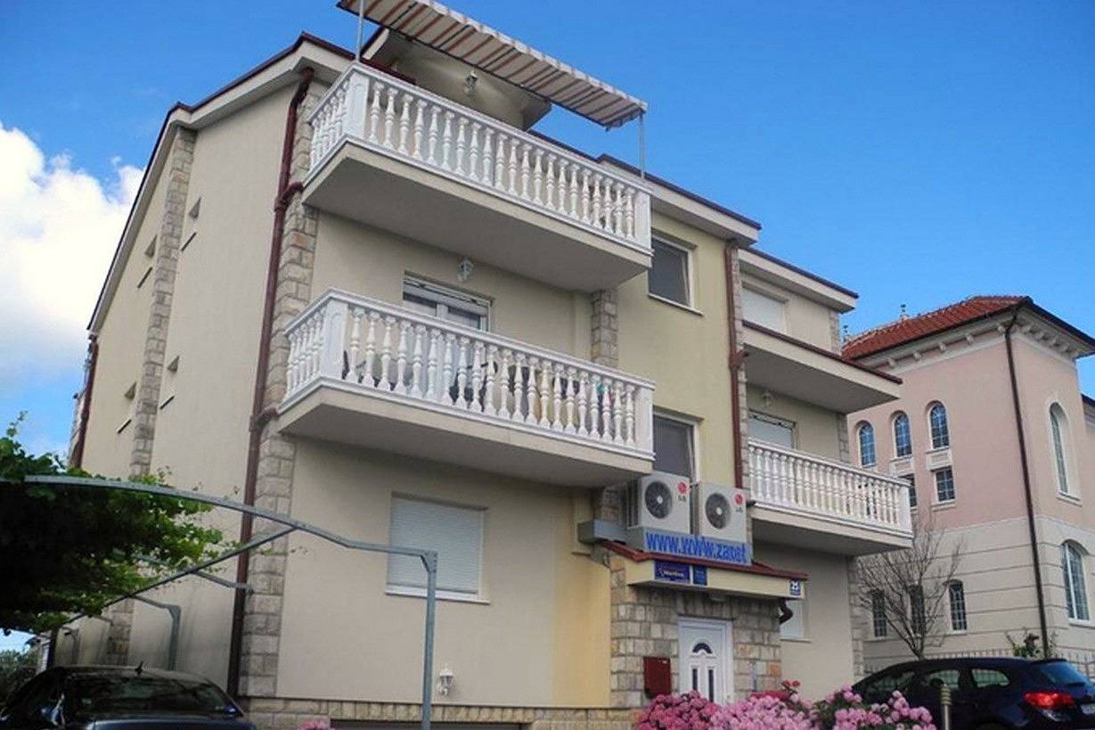 Ganze Wohnung, 1-Zimmer-Ferienwohnung mit Balkon und Meerblick Zablace, Sibenik A-23960-b in Sibenik, Šibenik-Knin