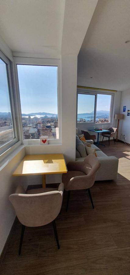 Appartement entier, Vue Mer Panoramique - Gare et Port à Pied - 60m2 in Toulon, Côte méditerranéenne (France)