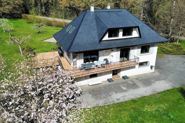 Location de vacances pour 12 personnes, avec balcon et jardin à Saint-Alban-de-Montbel