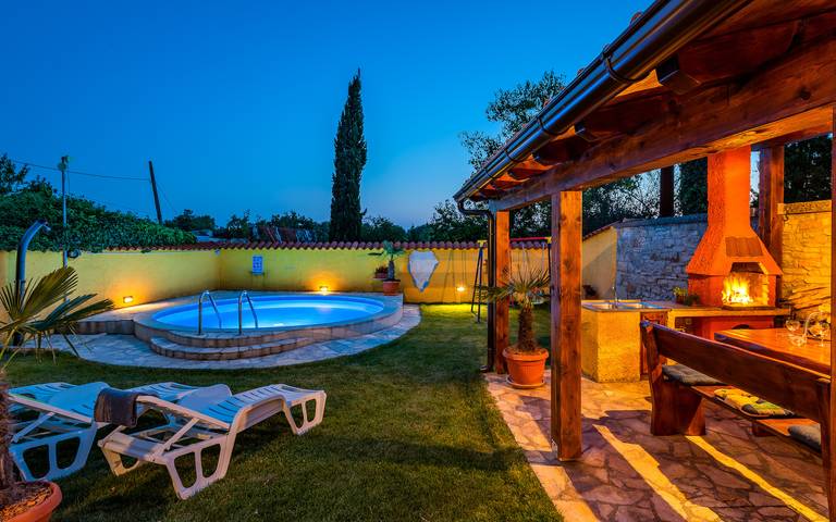 Villa für 5 Personen, mit Pool und Balkon - 1