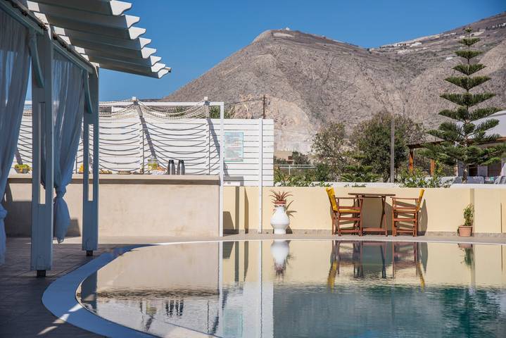 Gîte pour 3 personnes, avec piscine ainsi que vue sur l’océan et balcon, adapté aux familles dans Perivolos - 4