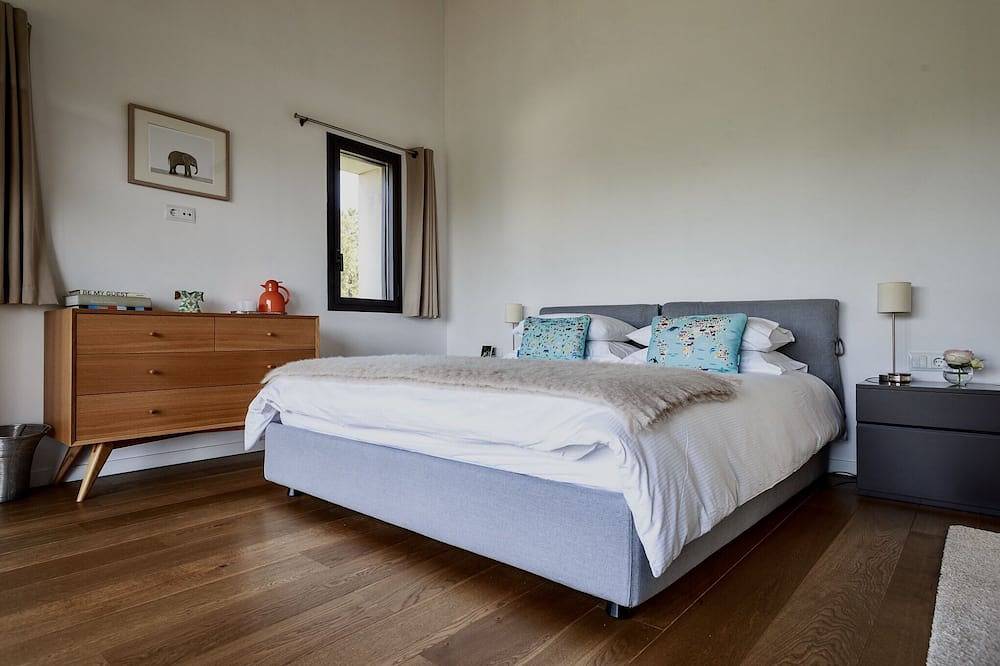 Girona Villa With Stunning Views in Girona, Gironès
