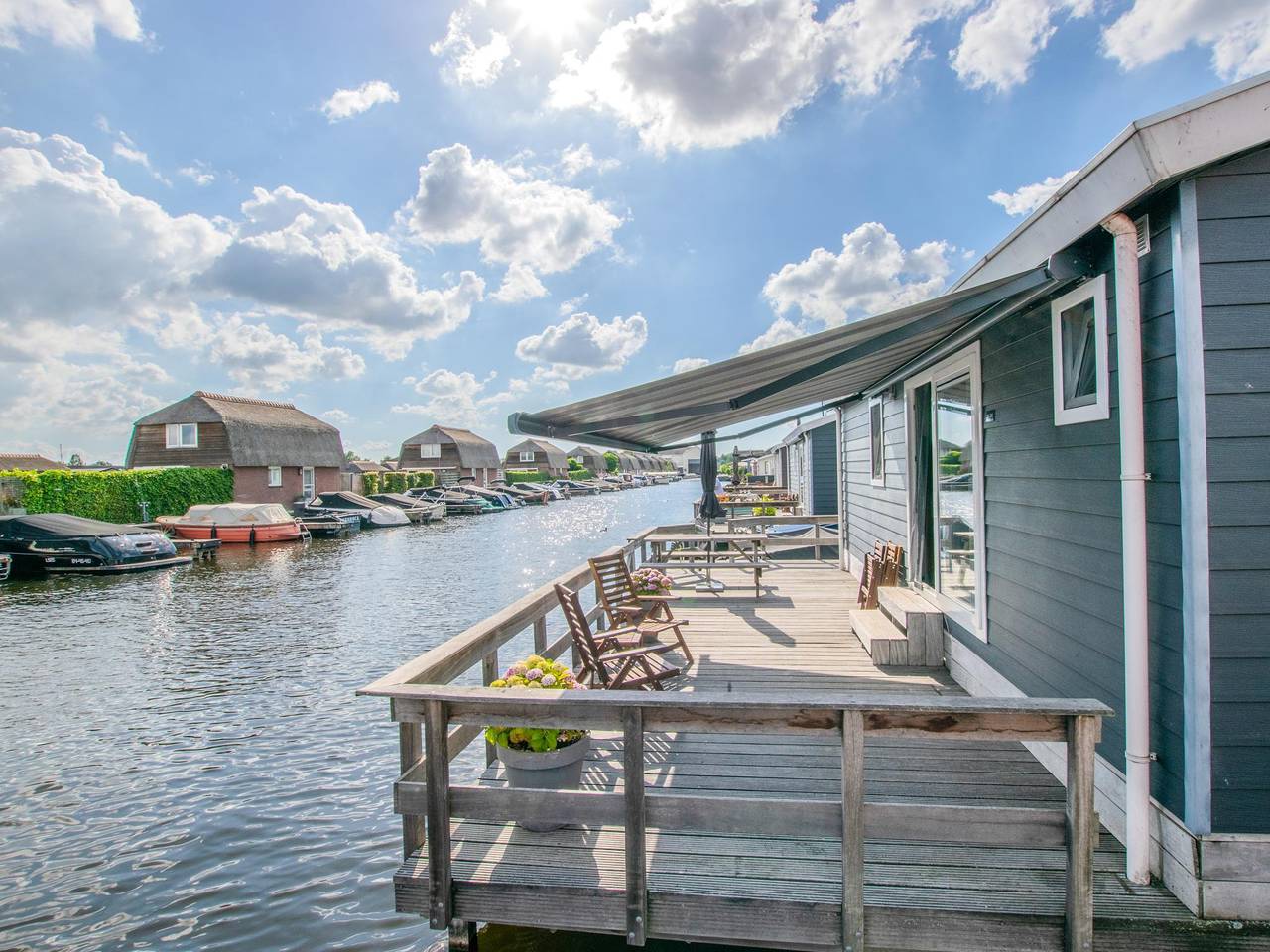 Chalet with swimming ladder on Loosdrecht lakes
 in Breukelen, Groene Hart