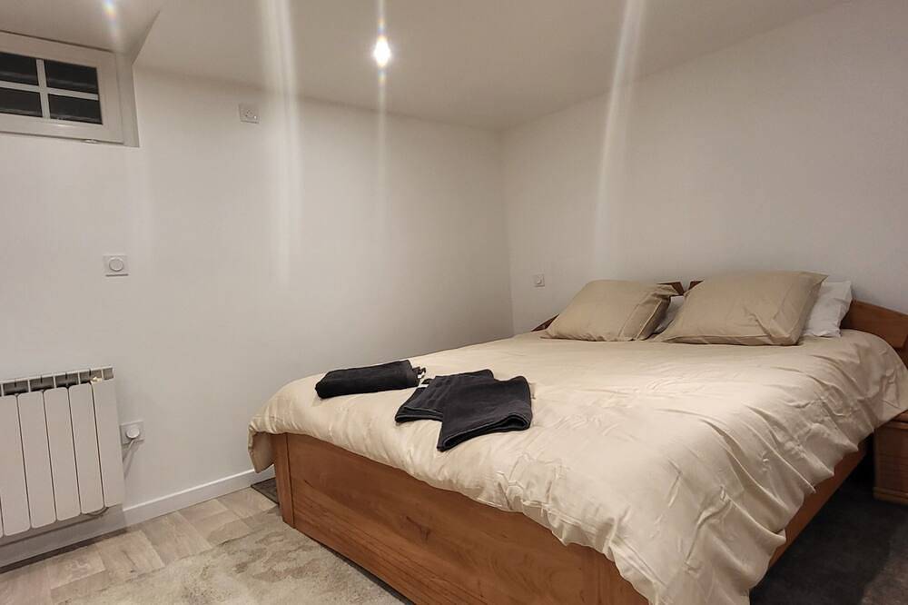 Ganze Wohnung, Detached apartment 9 minutes' walk from the station in Épône, Yvelines
