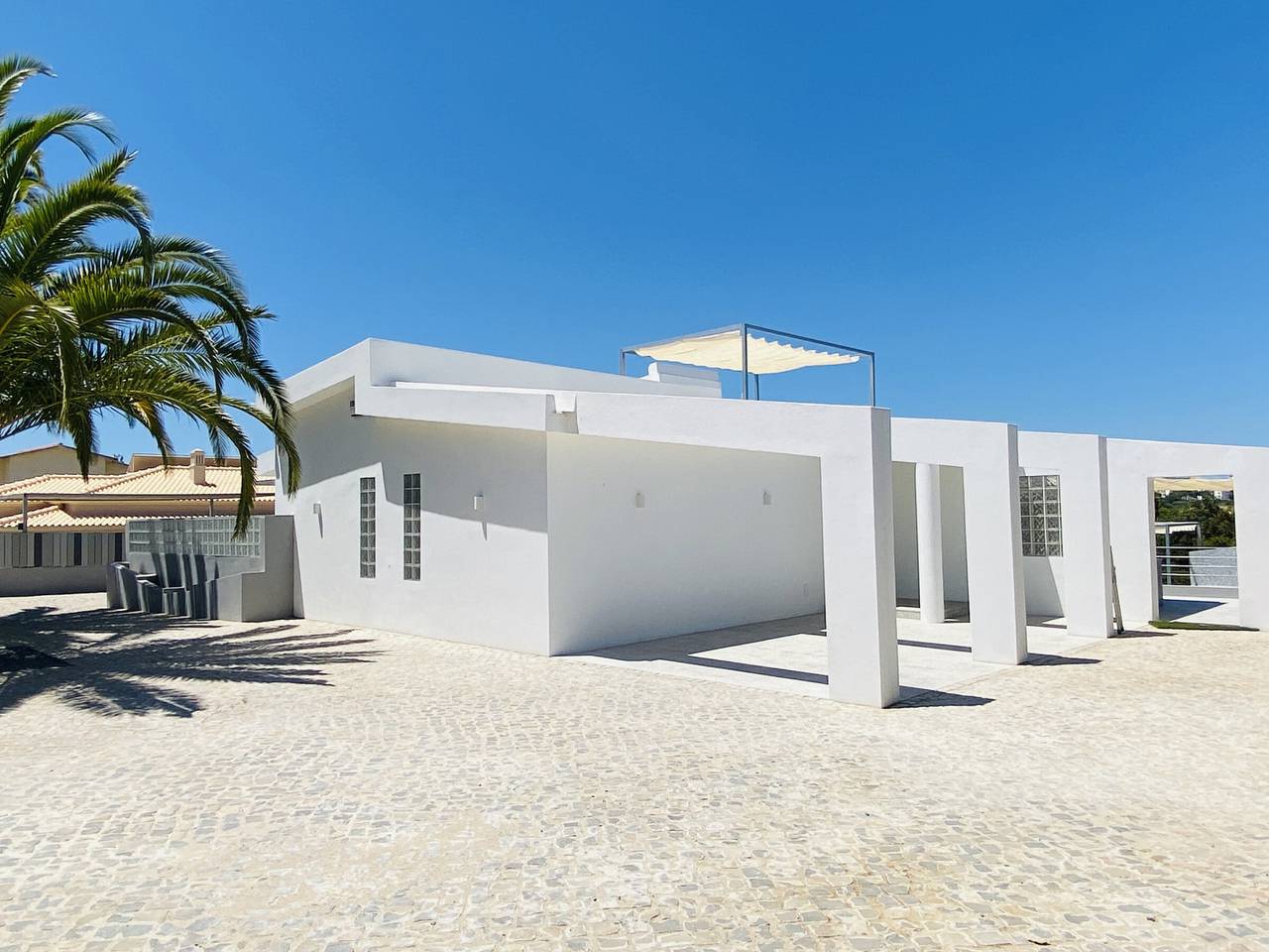 Modern Villa in Quarteira with Private Pool, Garden, and Close to the Sea - Sleeps 8 in Quarteira, Faro District