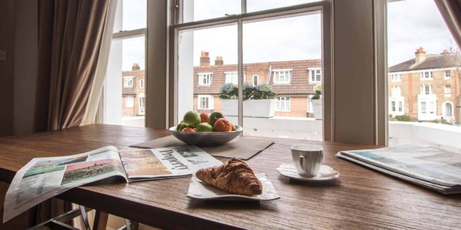 Entire holiday apartment, Twickenham 1-Bed Apartment, Sleeps 4 with Parking in Richmond upon Thames, London