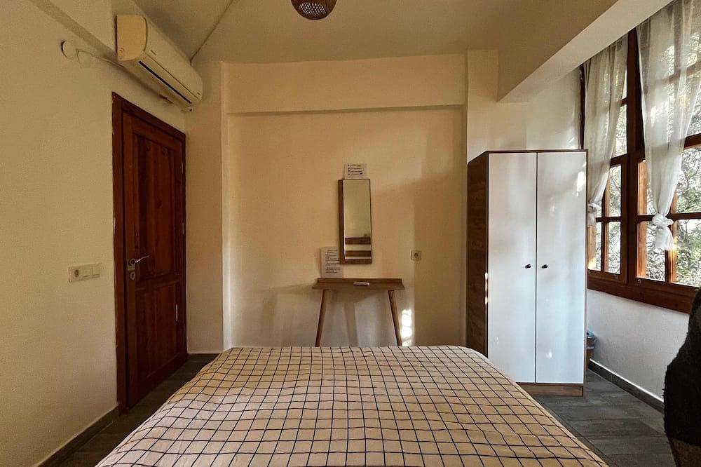 Economy double room with shared bathroom in Antalya, Province d'Antalya