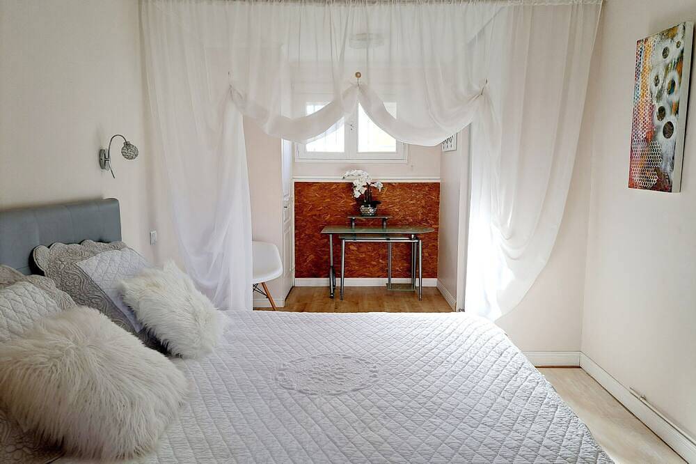 Entire apartment, Le Clos des Pradals – Gîte Champagne: Mountain View, Veranda & Wi-Fi in Banat, Tarascon-sur-Ariège