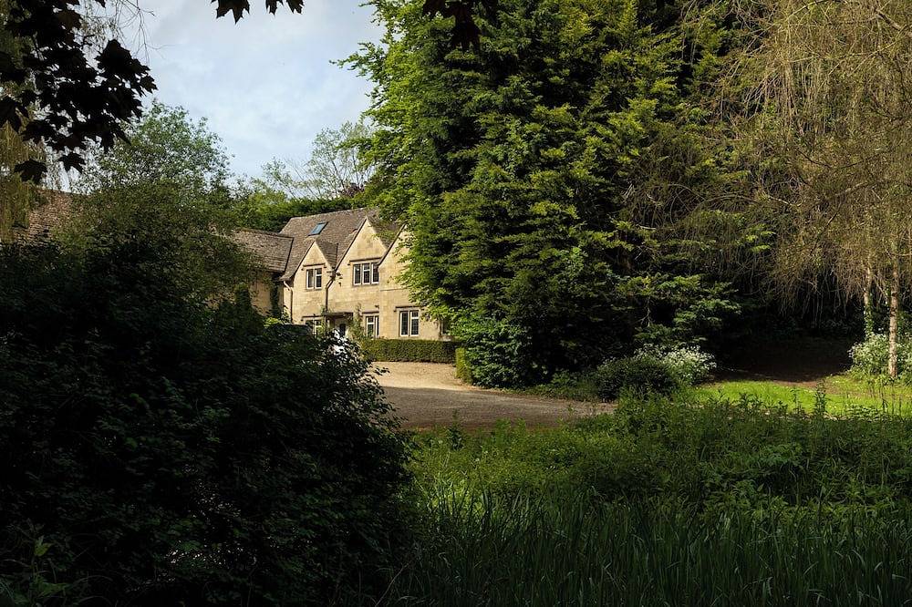 Spacious 5* guest house with private tennis court and beautiful gardens in Cirencester, Gloucestershire