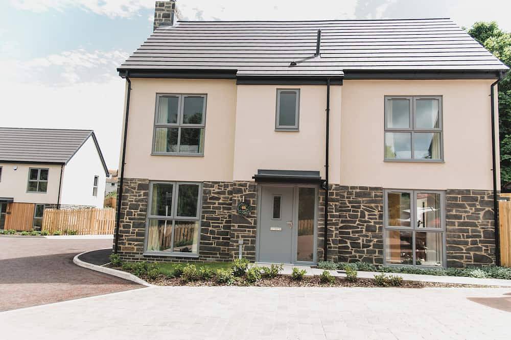 Beautiful seaside home, sea 400m, pub and coastal path. Sleeps 8. Pet friendly! in Craster, Northumberland