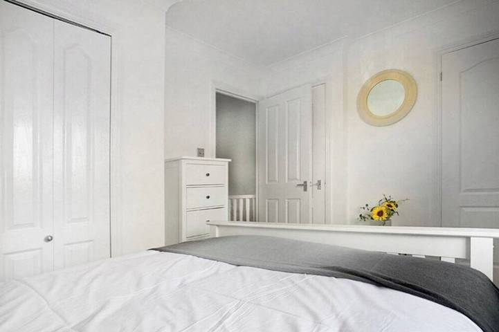 Woking - Garden, Parking, Pets Welcome in Woking, Surrey