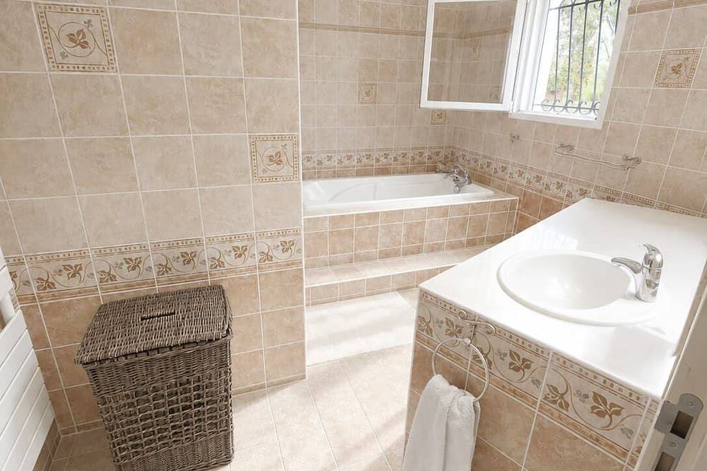 A Gem in Rabastens: A Single-Story Home with a Pool in Rabastens, Región de Albi
