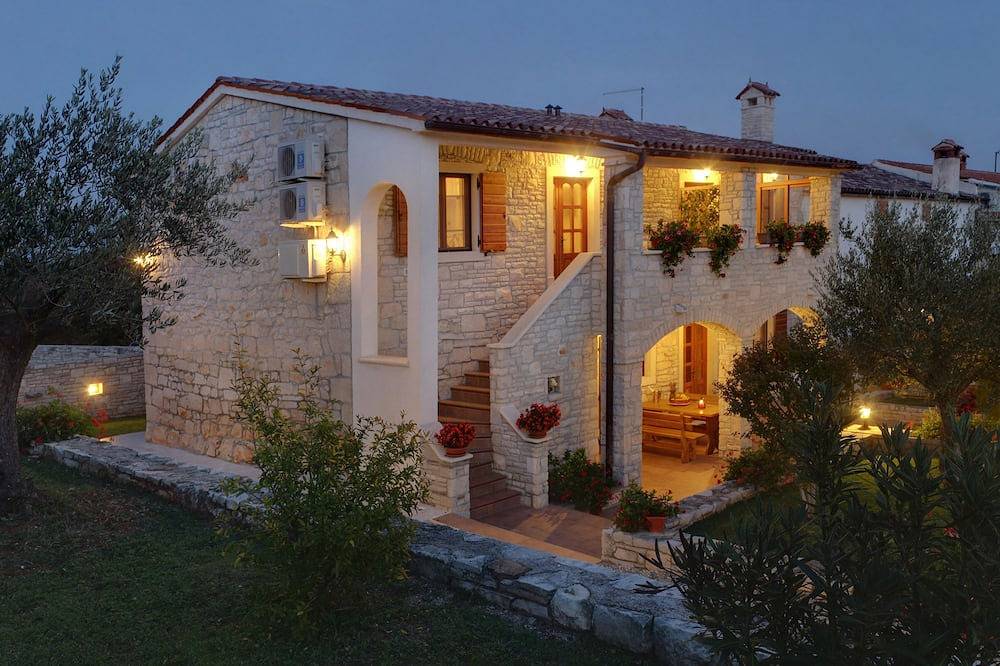 Holiday House Manuel- Istrian stone house in a quiet resort next to the sea in Marčana, Southcoast Istria
