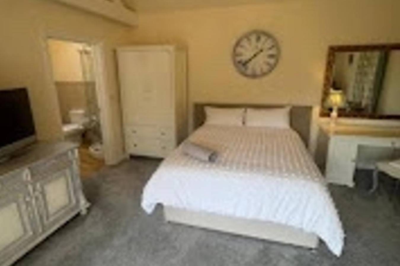 2 Bed Barn Sleeps 4 with Enclosed Garden in Kettering, Northamptonshire