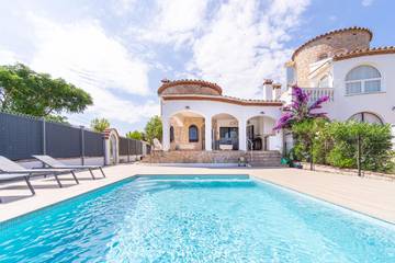 Villa für 8 Personen, mit Ausblick und Terrasse sowie Garten, mit Haustier in Empuriabrava