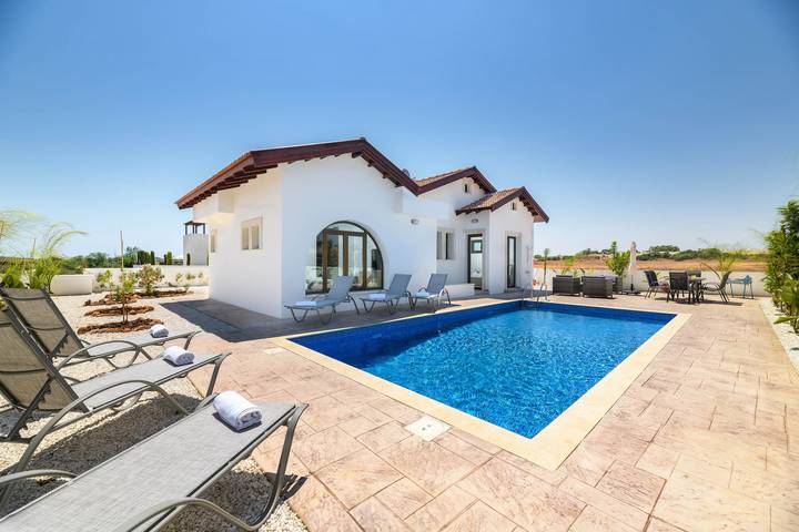 Bungalow für 6 Personen, mit Balkon und Terrasse sowie Garten auf Zypern
