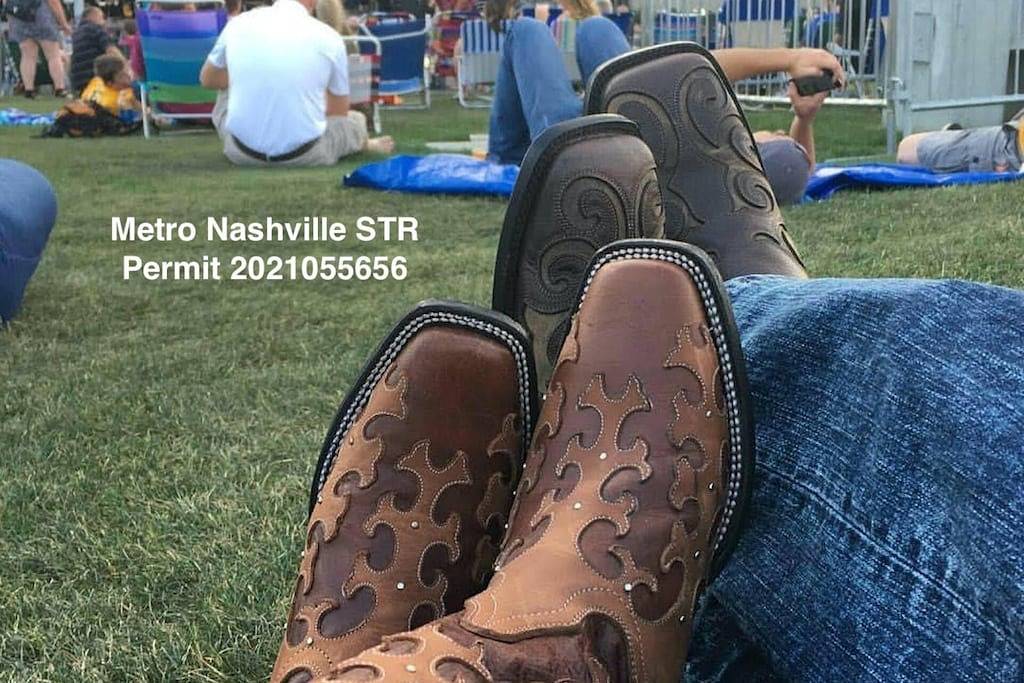 Elmhurst ~ 6 Beds, 2 Mi Downtown / Broadway, Free Parking, Space for Everyone, Covered Outdoor Areas in Nashville, Tennessee