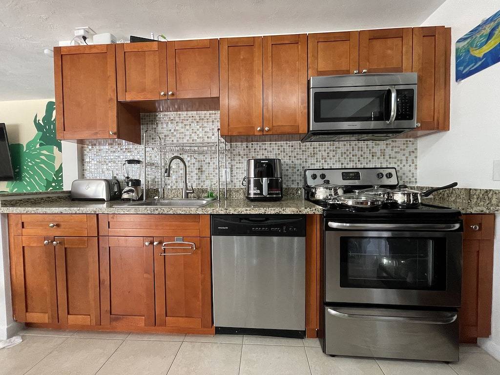 Work & Family Retreat: 4Br w/ Heated Pool, Fast Wi-Fi, Near Airport, Hard Rock in Fort Lauderdale, Broward County
