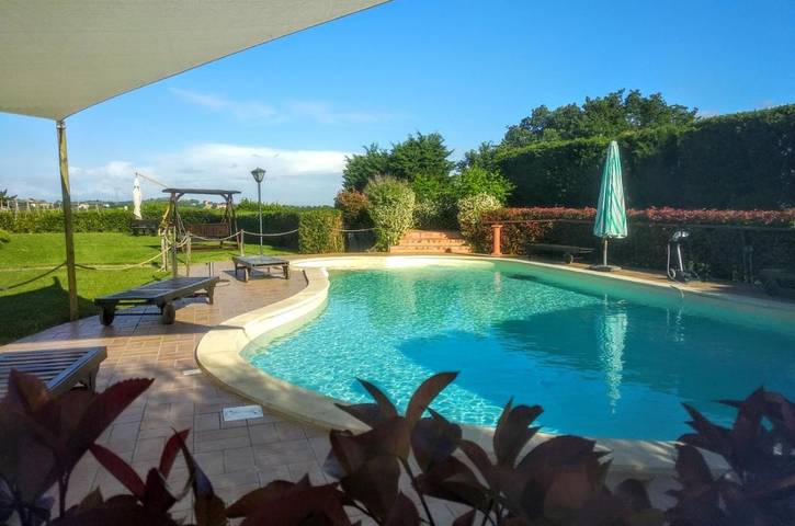 Agriturismo per 4 persone, con Terrazza e Giardino nonché Piscina a Osimo