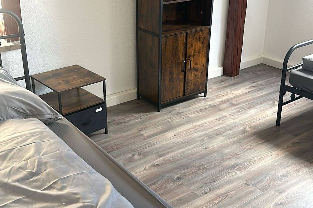 Ganze Wohnung, Große, kürzlich sanierte 4-Zimmer Ferienwohnung / Monteurwohnung in Crimmitschau, Chemnitz und Umgebung