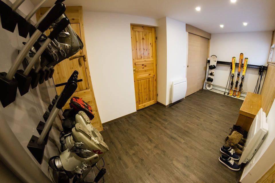 Chalet Simone - Doppelchalethälfte 8 Zimmer für 12 Personen in La Tania, La Perrière