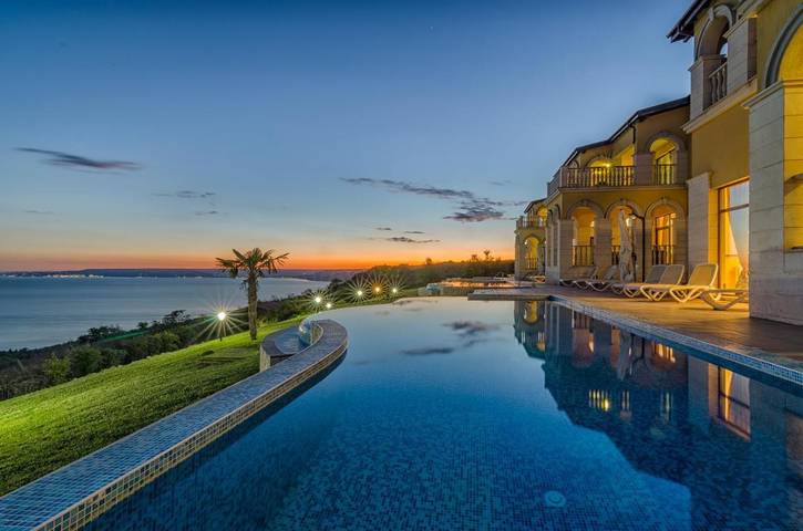 Ferienhaus für 10 Personen, mit Pool und Ausblick sowie Garten, mit Haustier in Bulgarien