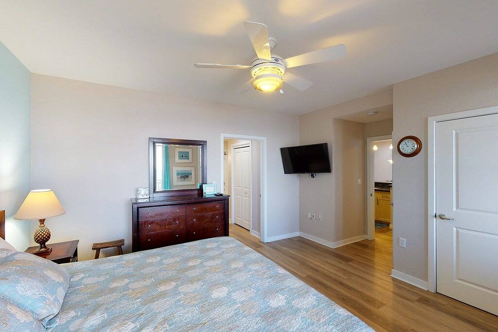 Ganze Wohnung, Superb oceanfront condo with beachfront balcony, 3 pools, & grills in Virginia Beach