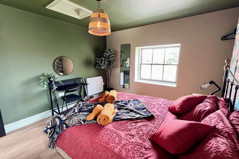 Large Period Property On The Edge Of City Centre. in Worcester, Worcestershire