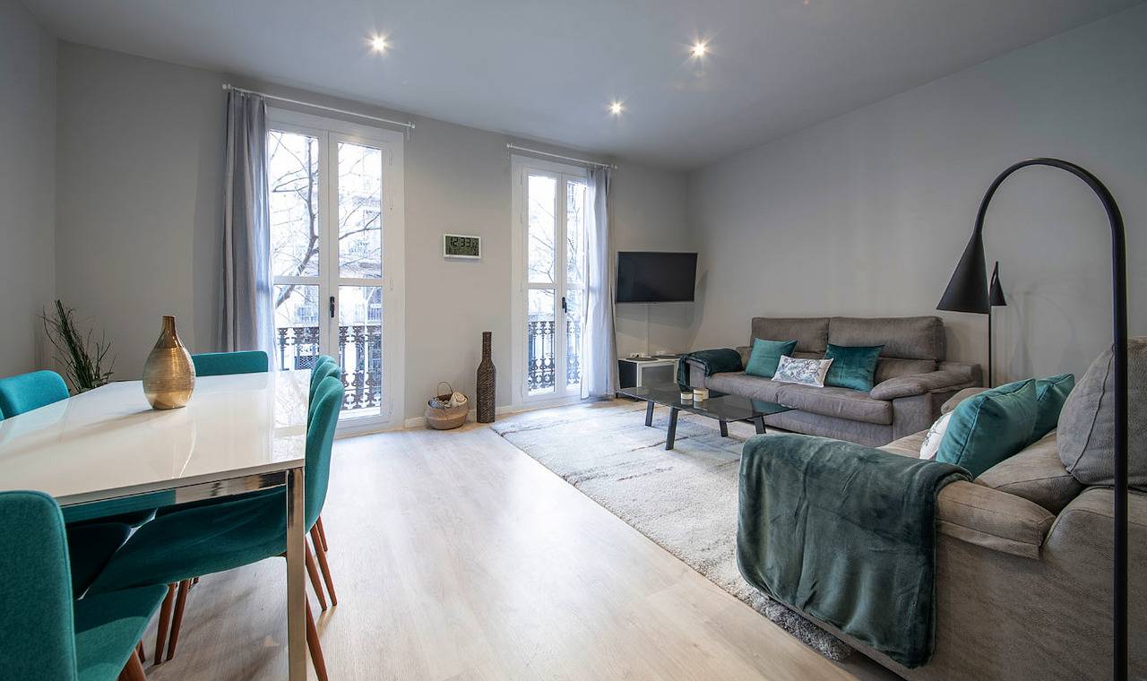 Entire apartment, Holiday apartment for 7 people with terrace in Barcelona Centre, Barcelona