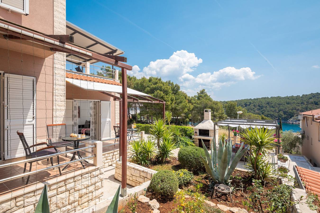 Hel leilighet, One bedroom apartment with terrace and sea view Cove Osibova, Brač A-12062-a in Milna, Brac