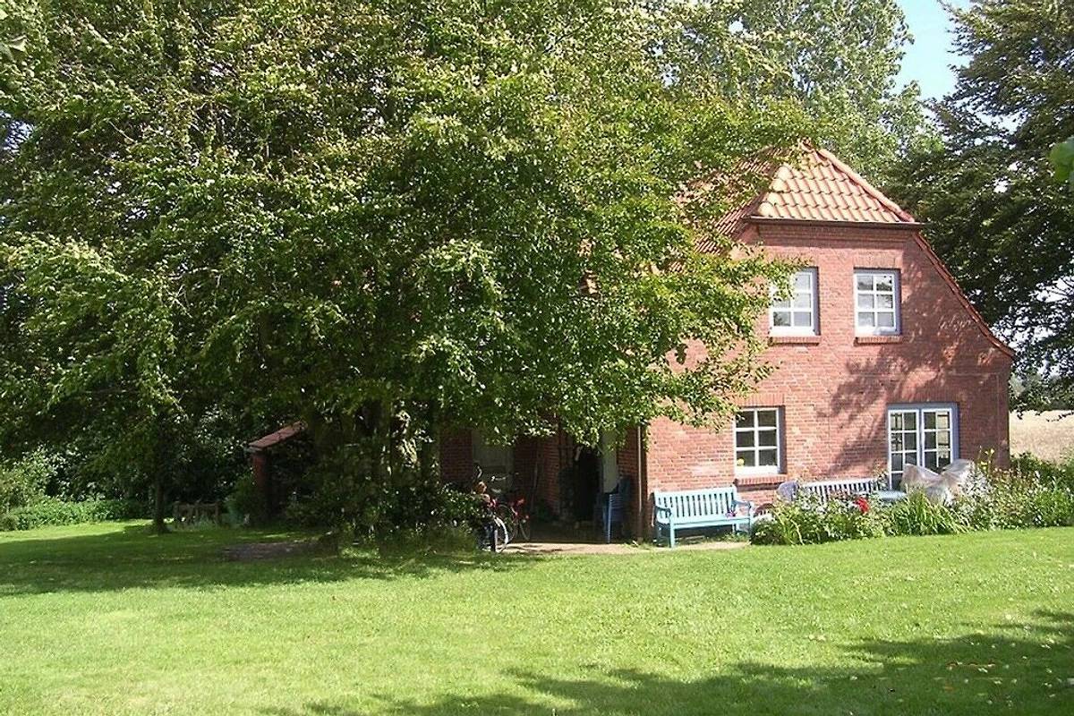 Landhaus Gintoft: Altes Melkerhaus mit Blick über die Ostsee bis nach Dänemark in Alleinlage mit großem Garten in Steinbergkirche, Schleswig-Flensburg