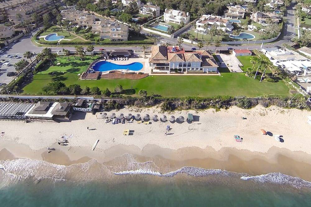 Villa de 7 dormitorios en primera línea de playa in Las Chapas, Marbella