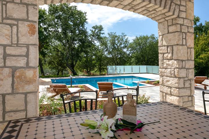 Villa pour 4 personnes, avec Terrasse et Jardin ainsi que Piscine et Vue à Funtana