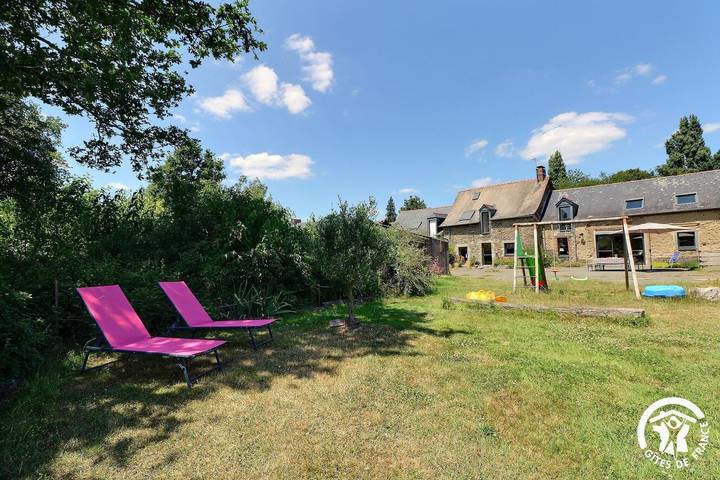 Gîte pour 15 personnes, avec Jacuzzi et Terrasse ainsi que Jardin et Piscine à Servon-sur-Vilaine