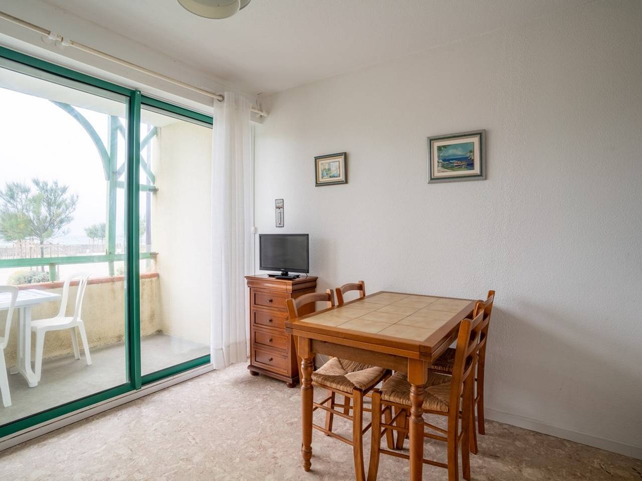 Entire apartment, Oceanfront Apartment for 4 in Mimizan - Cleaning Included in Mimizan Plage, Mimizan