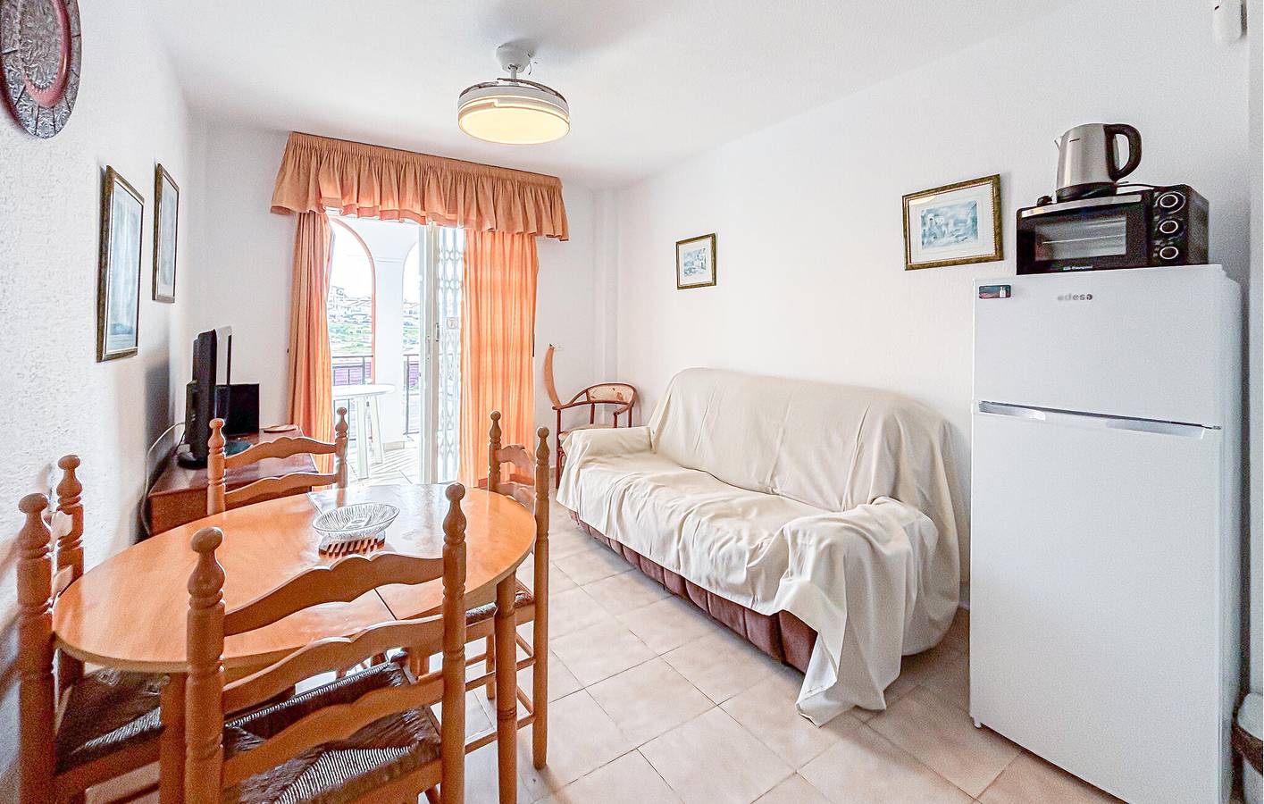 Entire holiday apartment, Beachside Apartment with Pool & Terrace, 2km to Beach in Las Calas, Torrevieja